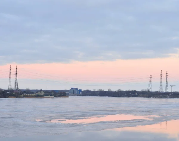 Rio Neva nos arredores de São Petersburgo . — Fotografia de Stock