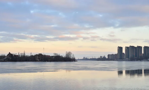 Neva Nehri St. Petersburg eteklerinde. — Stok fotoğraf