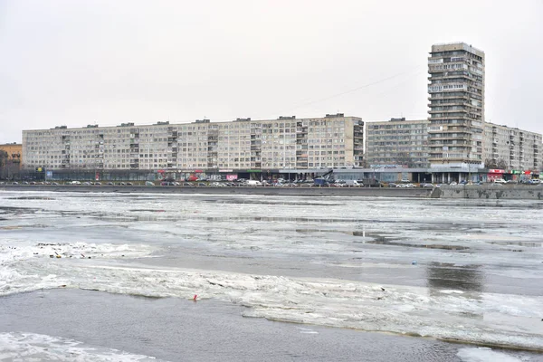 Embankment del río Neva, afueras de San Petersburgo . —  Fotos de Stock