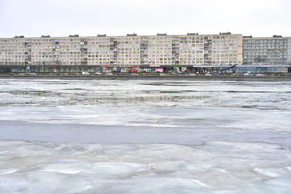 Набережна річки Нева, околиці міста Санкт-Петербург. — стокове фото