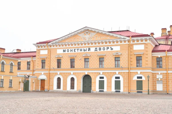 Antiguo edificio de la Casa de la Moneda en San Petersburgo . — Foto de Stock