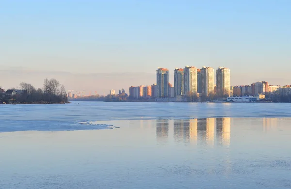Uitzicht op de rivier de Neva, Sint-Petersburg. — Stockfoto