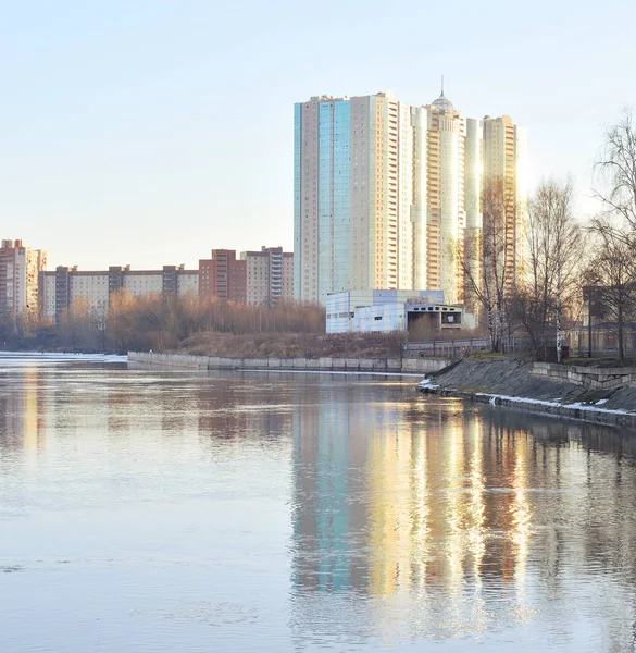 Microdistrict Ribatskoe の海岸のネヴァ川. — ストック写真