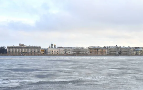 Vista do Palácio Embankment . — Fotografia de Stock