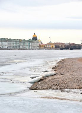 St.Petersburg donmuş Neva Nehri'nin görünümü.