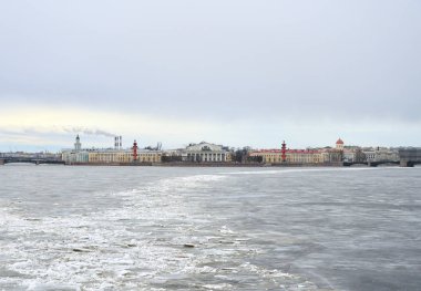 Görünümü tükürük Vasilyevsky adanın ve dondurulmuş Neva Nehri.