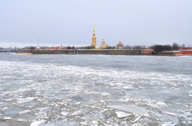 Donmuş nehir Neva ve Peter Paul Fortress Kalesi.