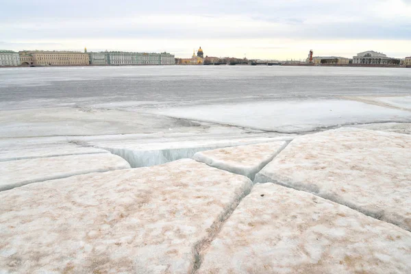 Veduta del fiume Neva ghiacciato a San Pietroburgo . — Foto Stock