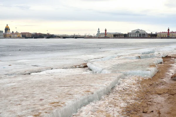 Vue de la rivière Neva gelée à Saint-Pétersbourg . — Photo