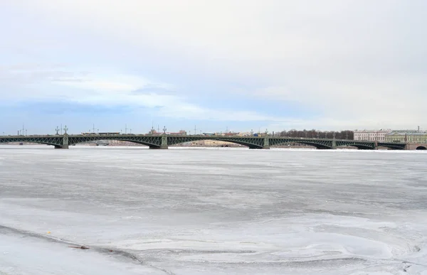 Троїцького мосту та річки Нева. — стокове фото