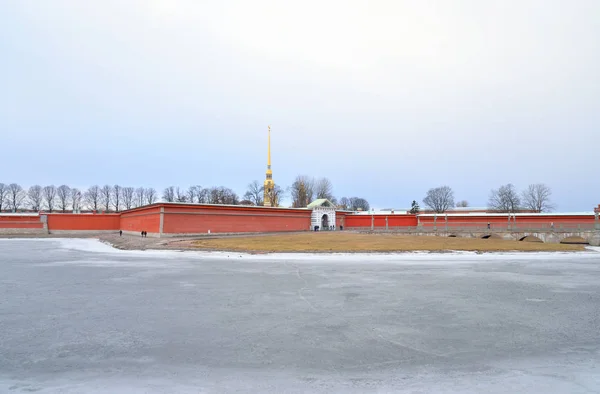 Rivière gelée Neva et bastion de la forteresse Peter Paul . — Photo