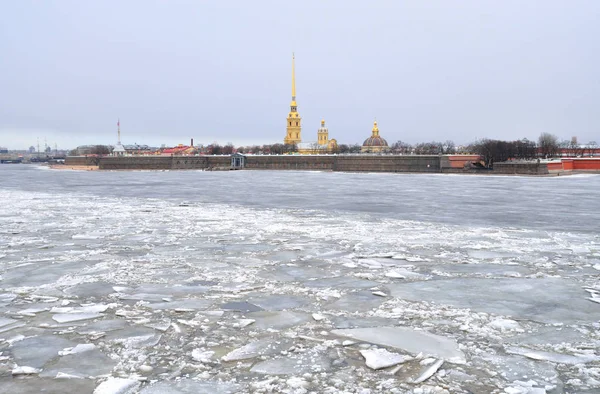 Frozen River Neva and bastion of Peter Paul Fortress. — Stock Photo, Image