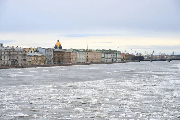 Vista do rio Neva congelado no centro de São Petersburgo . — Fotografia de Stock