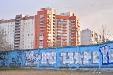 St. Petersburg eteklerinde bina konut.