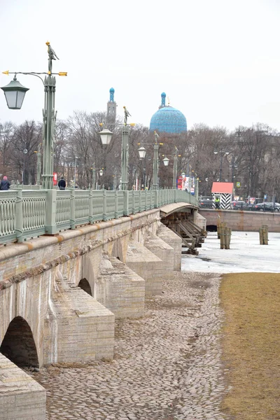 Joannovsky brücke in st.petersburg. — Stockfoto