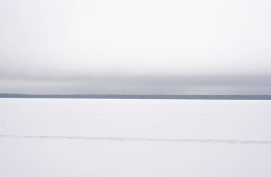 Donmuş gölde bulut kış günü.