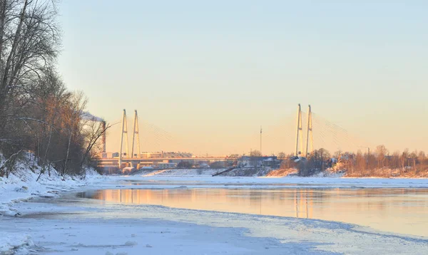 Kust van de rivier de Neva en kabel verbleef brug in winter. — Stockfoto