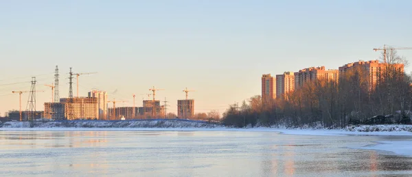 Widok od rzeki Newy na przedmieściach Sankt Petersburga. — Zdjęcie stockowe
