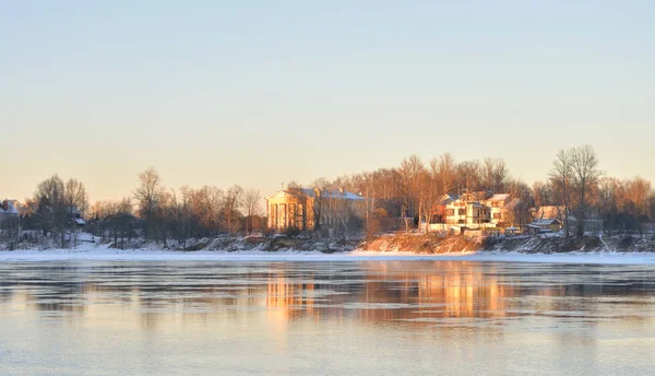 Řeka Něva na předměstí Petrohradu. — Stock fotografie