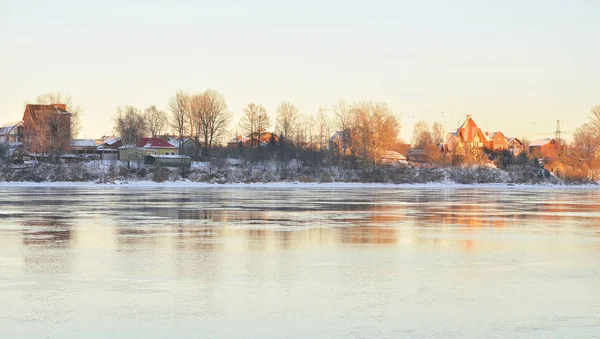 Syn på Neva floden i utkanten av St. Petersburg. — Stockfoto