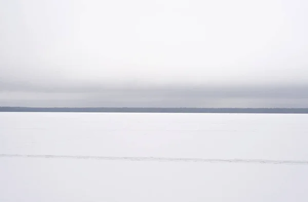 Zamrzlé jezero v cloudu zimní den. — Stock fotografie