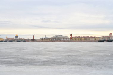 Donmuş Neva nehir ve tükürük Vasilyevsky Island görünümü.