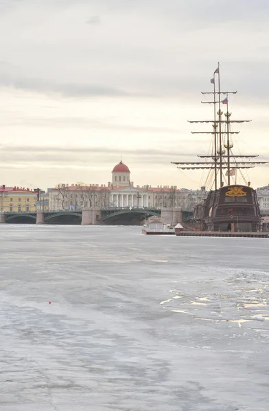 Exchange köprü, Vasilevski Adası ve donmuş Neva nehir görünümü. — Stok fotoğraf