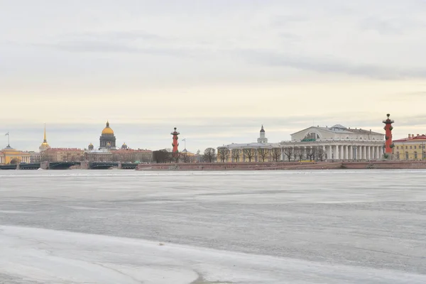 View of Frozen Neva River and Spit Vasilyevsky Island. — Stock Photo, Image