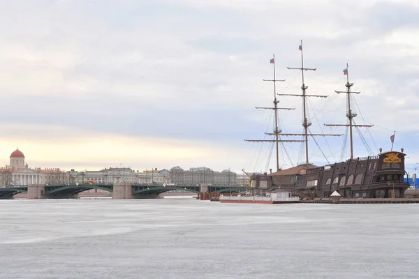 Vy över Exchange Bridge, Vasilevskij ön och frusna floden Neva. — Stockfoto