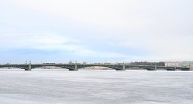 Trinity Köprüsü ve Neva Nehri.