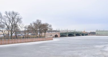 Trinity Köprüsü ve Neva Nehri.