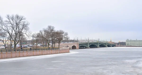 Trinity Bridge och floden Neva. — Stockfoto