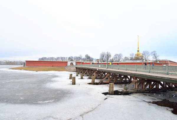 Ioannovskijs bro i Sankt Petersburg. — Stockfoto