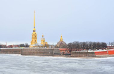 Frozen River Neva ve Peter Paul Kalesi.