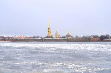 Frozen River Neva ve Peter Paul Kalesi.
