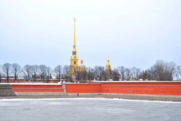 Frozen River Neva and Peter Paul Fortress. — Stock Photo, Image