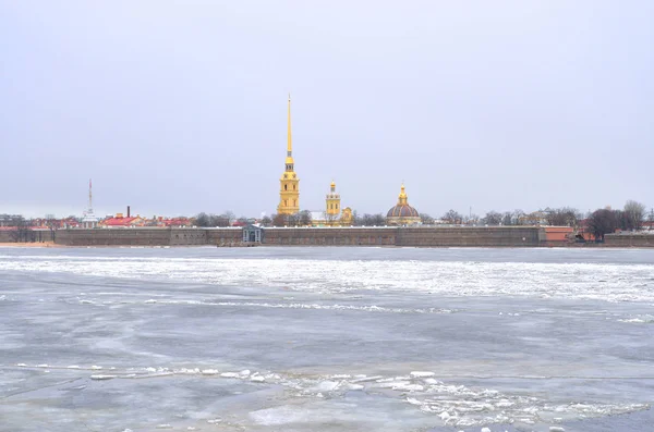 Zamarznięta rzeka Neva i Twierdza Piotra Pawła. — Zdjęcie stockowe