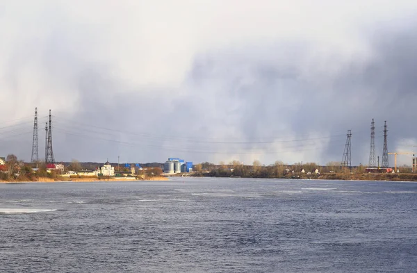 Берег річки Нева на околиці міста Санкт-Петербург. — стокове фото