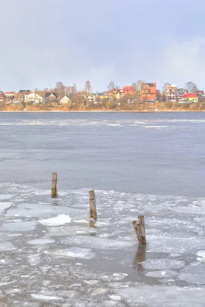 Uitzicht op de rivier Neva op de rand van St. Petersburg. — Stockfoto