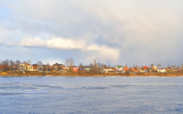 St. Petersburg eteklerinde Neva Nehri'nin görünümü. — Stok fotoğraf