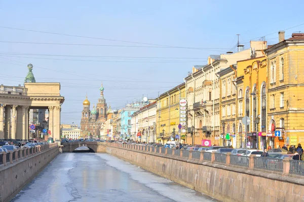 Udsigt over Griboyedov-kanalen i Skt. Petersborg . - Stock-foto
