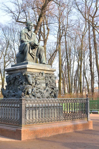 Monumento a Ivan Krylov en el Jardín de Verano . — Foto de Stock