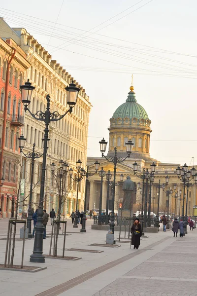 Malaya Konyushennaya Street en Kazan kathedraal. — Stockfoto