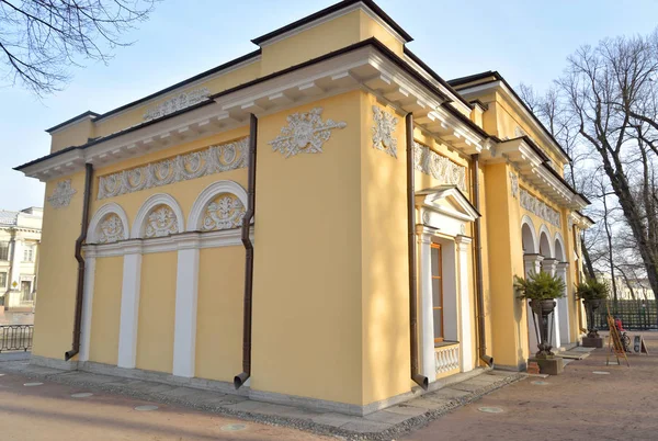 Café ou pavillon Rossi dans le jardin d'été . — Photo