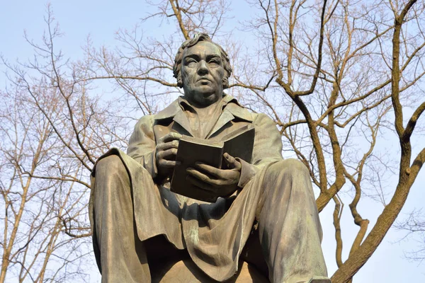 Monumento a Ivan Krylov nel giardino estivo . — Foto Stock