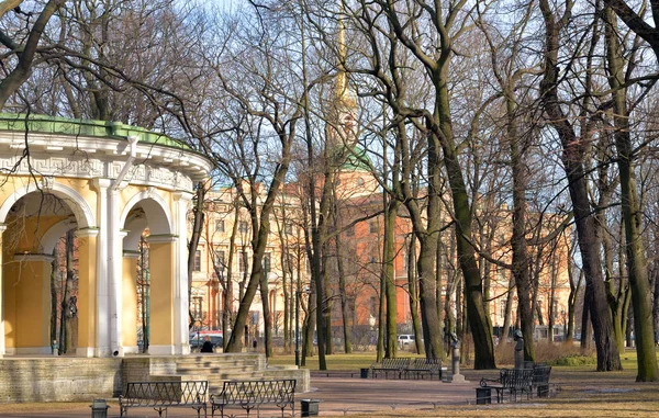 Mikhailovski tuin in Sint-Petersburg. — Stockfoto