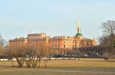 Mikhailovsky Kalesi ve Mars'ın alanı.