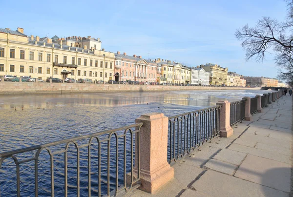 Dijk van fontanka rivier. — Stockfoto