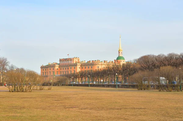 Het Mikhailovski kasteel en veld van Mars. — Stockfoto