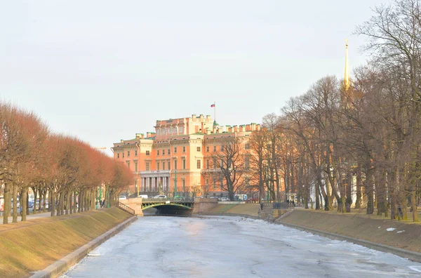 Het Mikhailovski kasteel en de Moyka rivier.. — Stockfoto